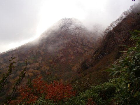 霧氷と紅葉の妙高山